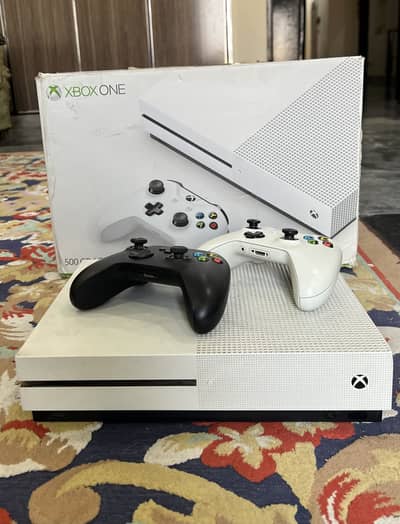 XBOX one s 1TB w 2 controllers (1 one s controler & 1series controller