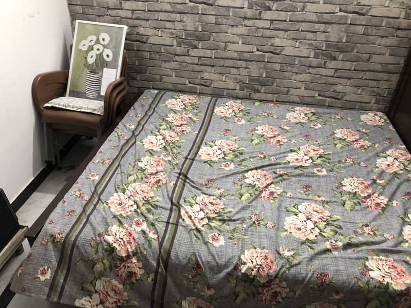 Good size queen bed 0