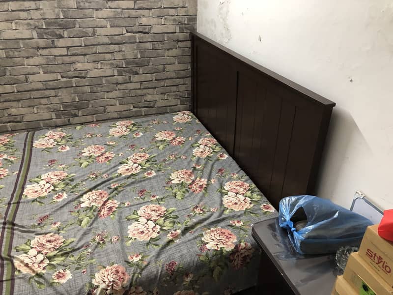 Good size queen bed 1