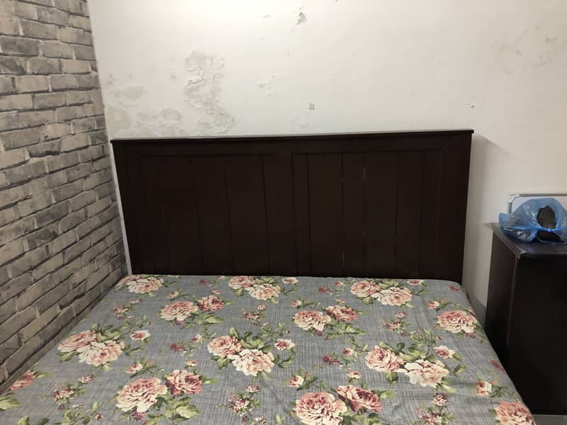 Good size queen bed 4