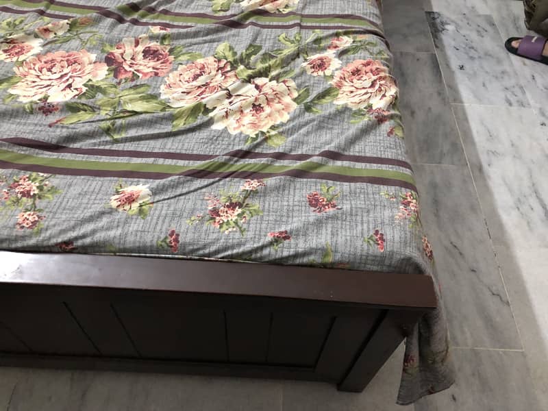 Good size queen bed 5