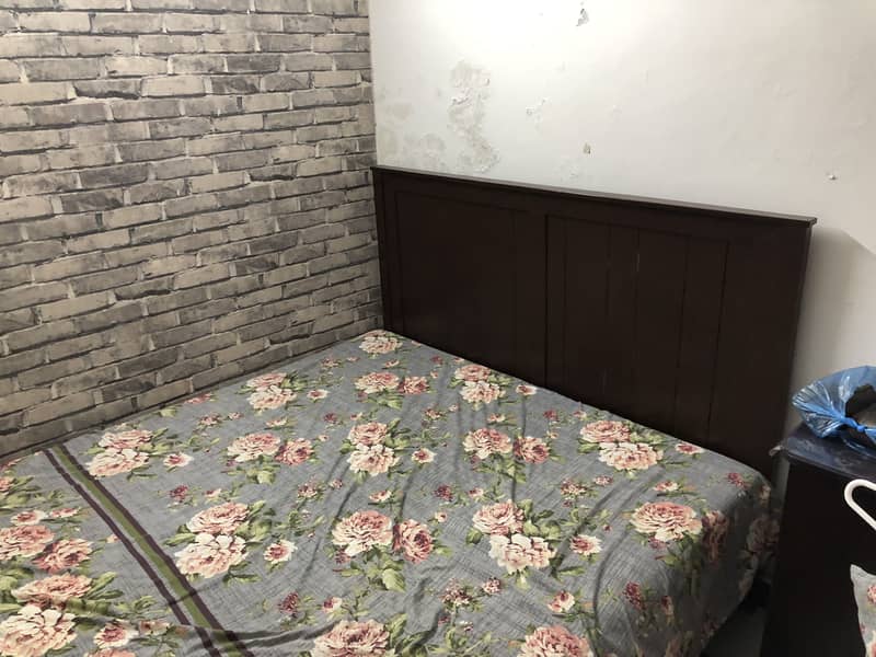 Good size queen bed 6