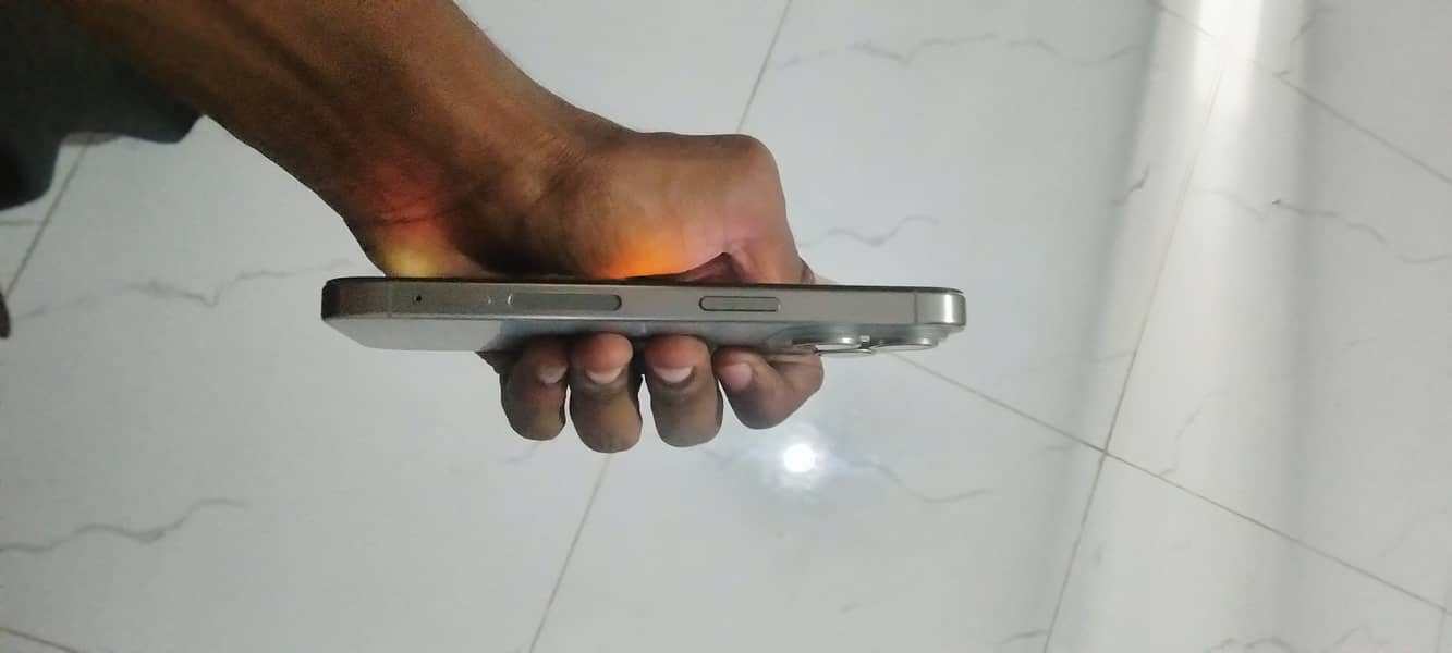 Apple iPhone 15 Pro 4