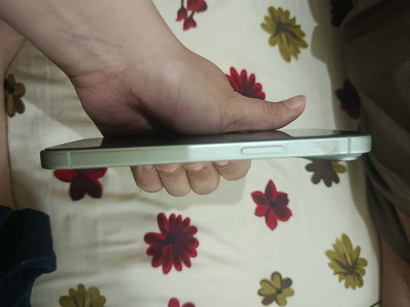 Apple iPhone 15 4