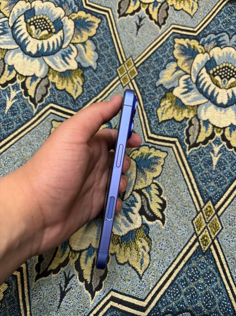 Apple iPhone 16 2