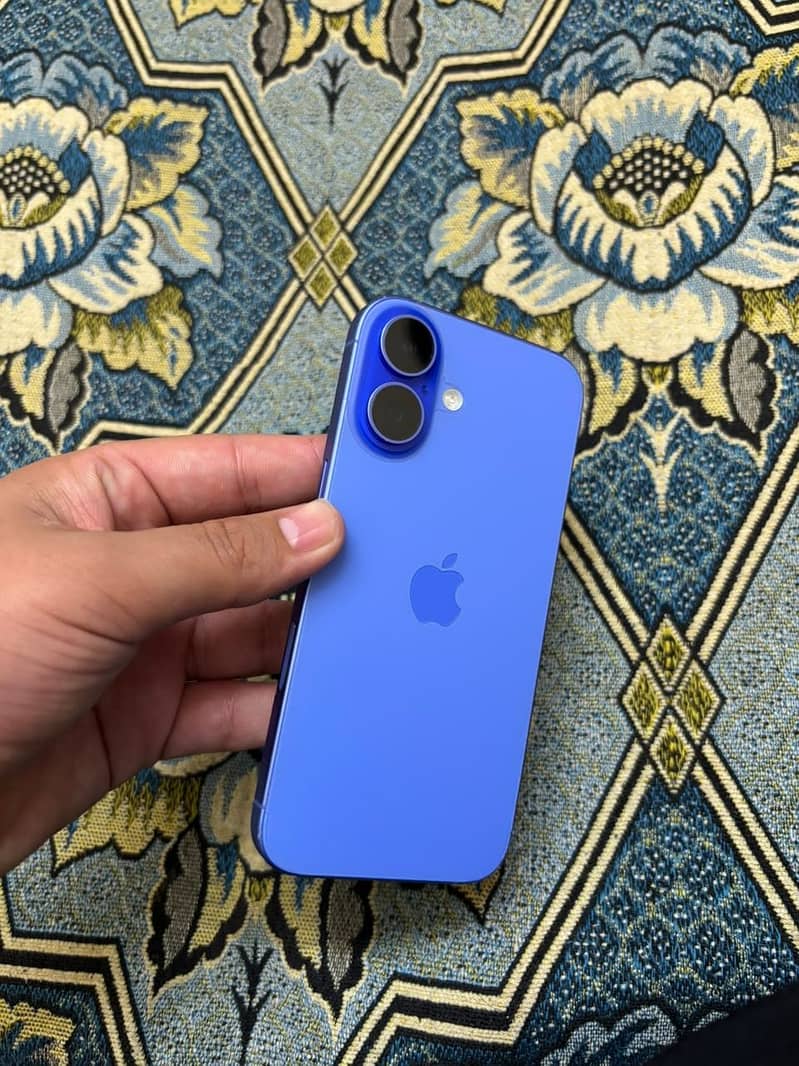 Apple iPhone 16 4
