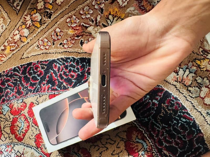 Apple iPhone 16 Pro Max 2