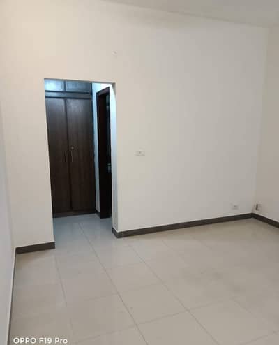 10 marla apartment available for Rent