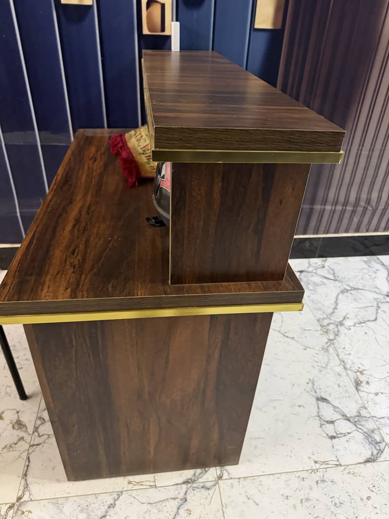 Reception desk 1