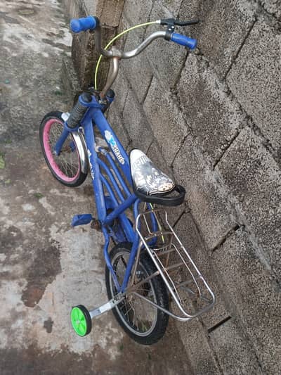 Cycles with 2x training wheels