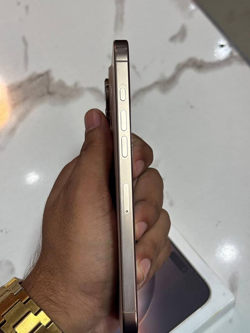 iPhone 16 Pro Max 2