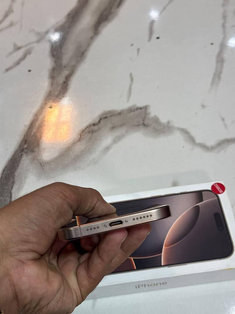 iPhone 16 Pro Max 4