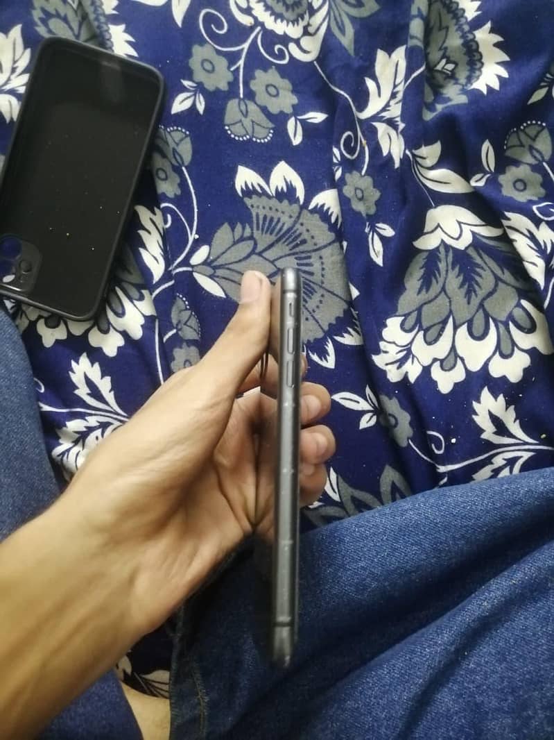 Apple iPhone 11 3