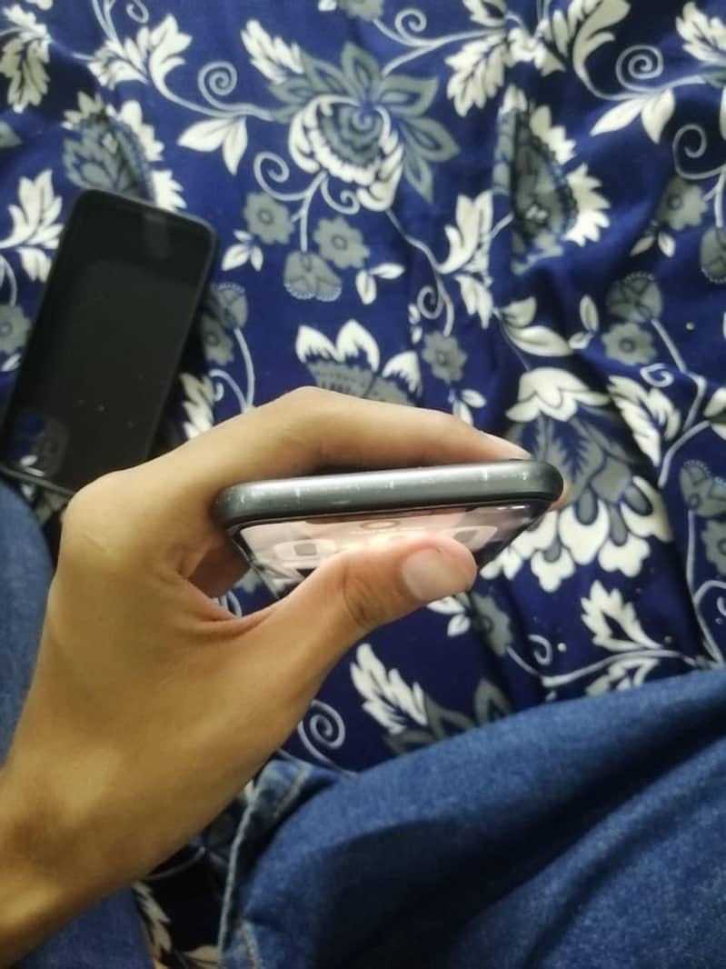 Apple iPhone 11 4