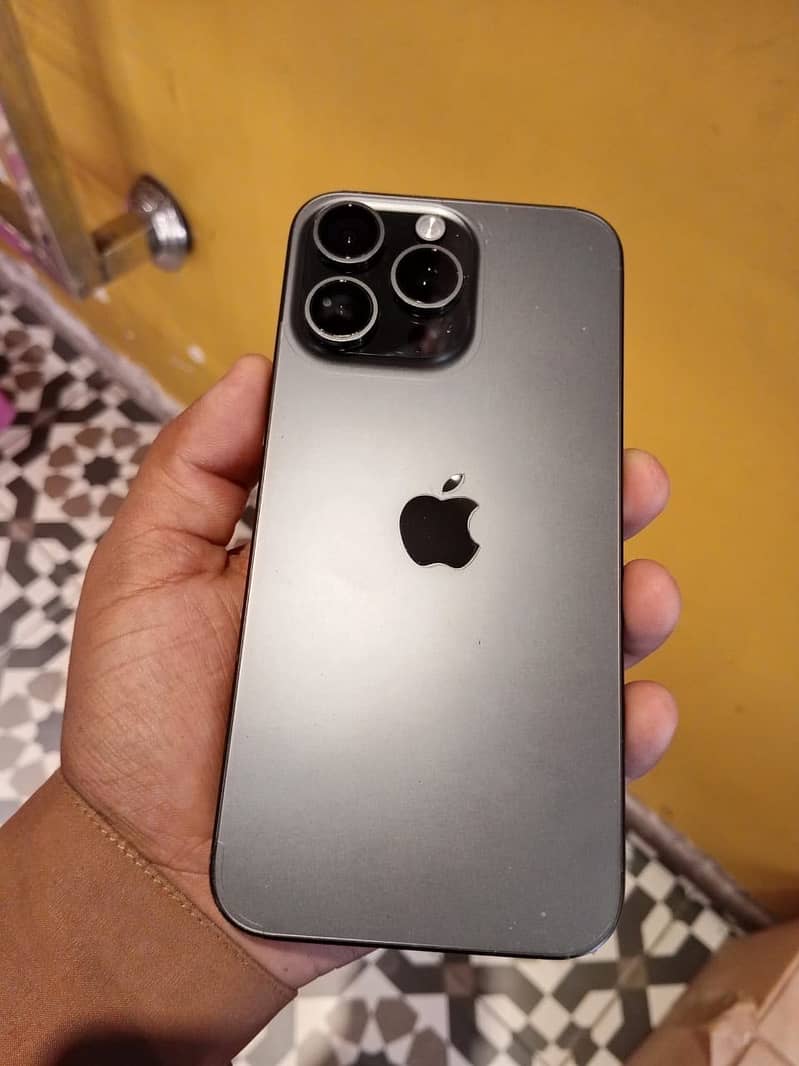 Apple iPhone 15 Pro Max 3
