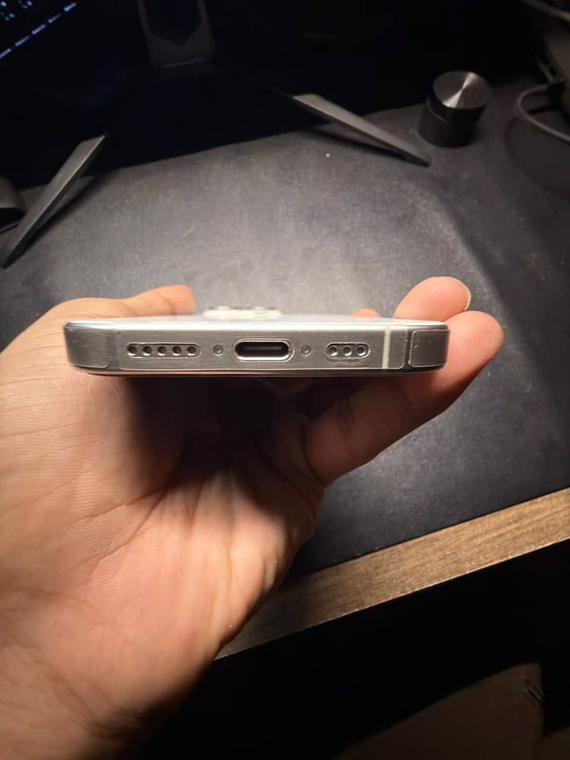 Apple iPhone 15 Pro 4