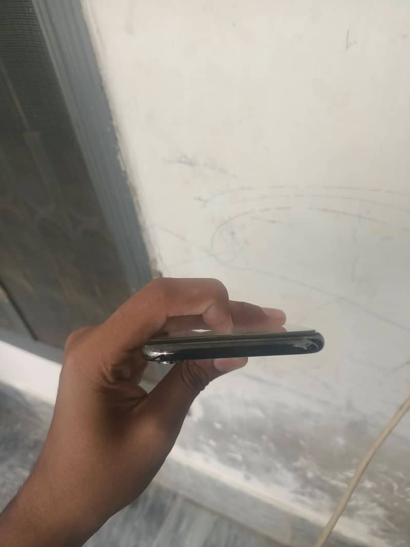 Apple iPhone X 4