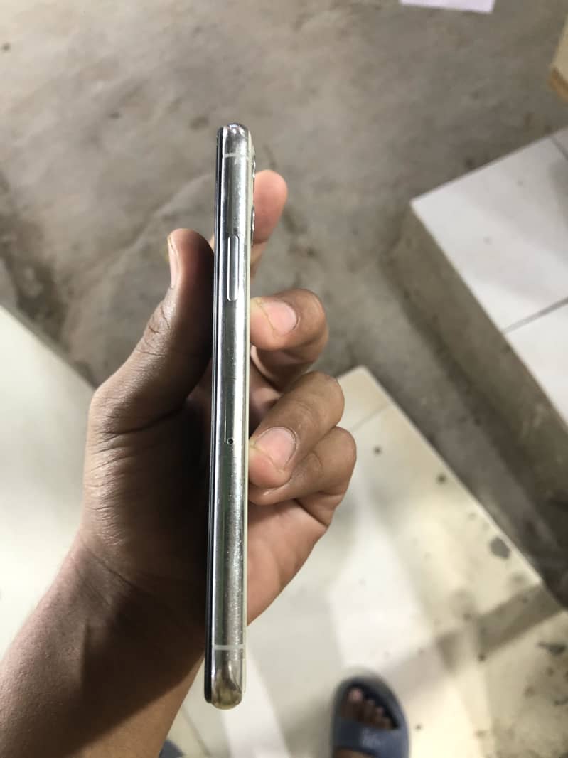 Apple iPhone 11 Pro 4
