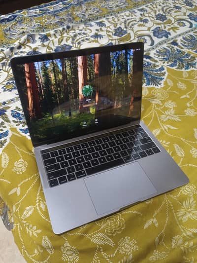 MacBook pro 2017 13inch 16Gb ram 512Gb SSD 1.5hours battery