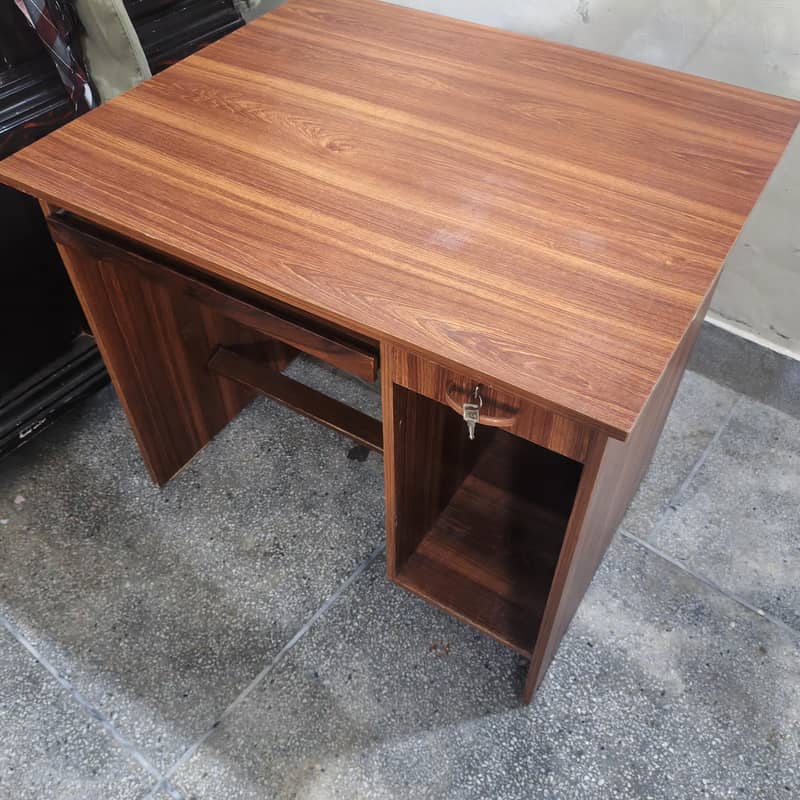 Computer Table 0