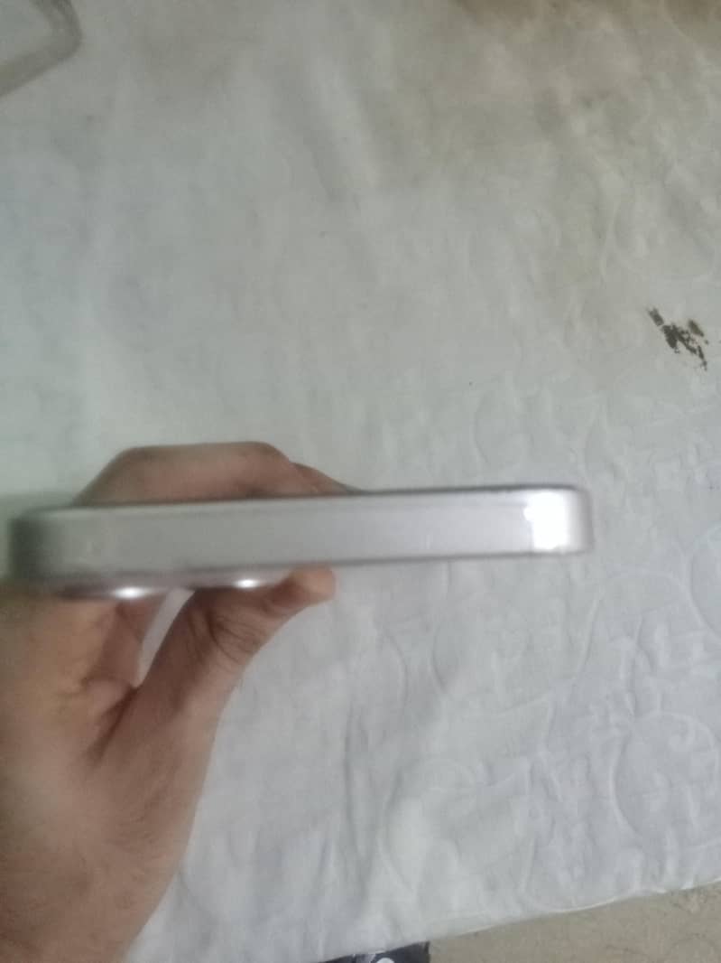 Apple iPhone 13 5