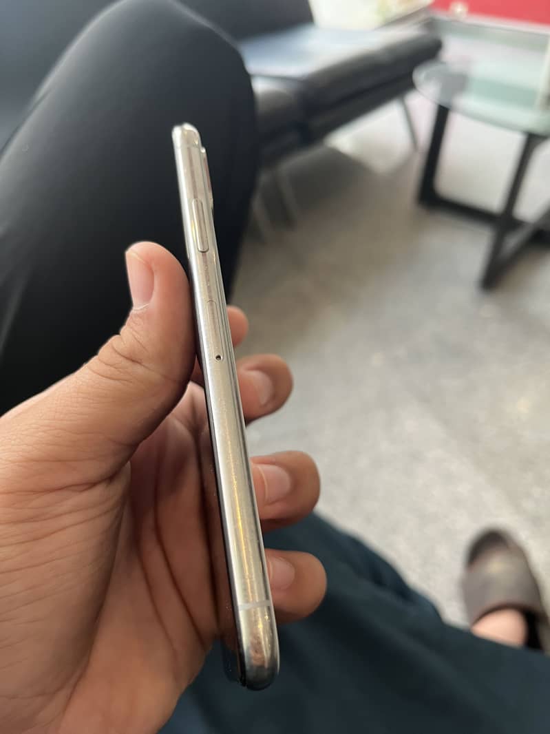 Apple iPhone X 4