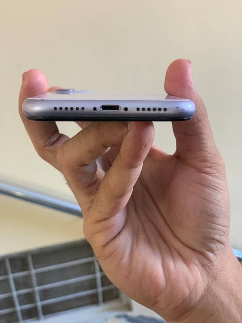 Apple iPhone 11 4