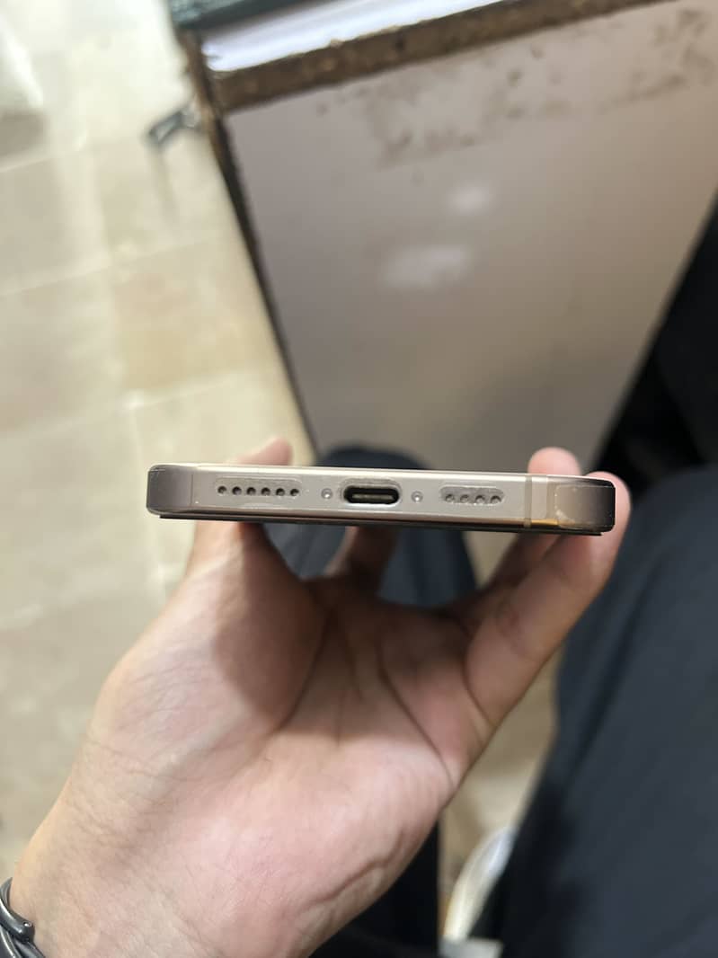 Apple iPhone 16 Pro Max 0