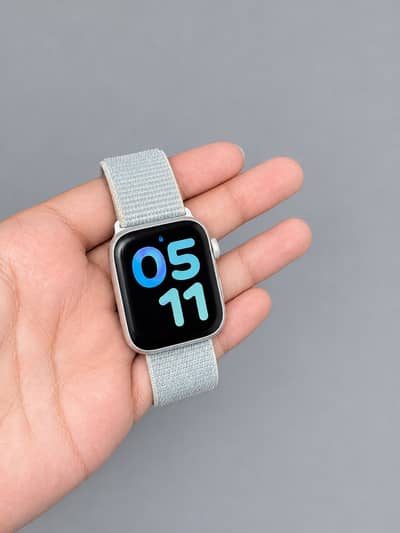 Apple Watch SE Second Generation. 9/10 condition. 44 mm. GPS