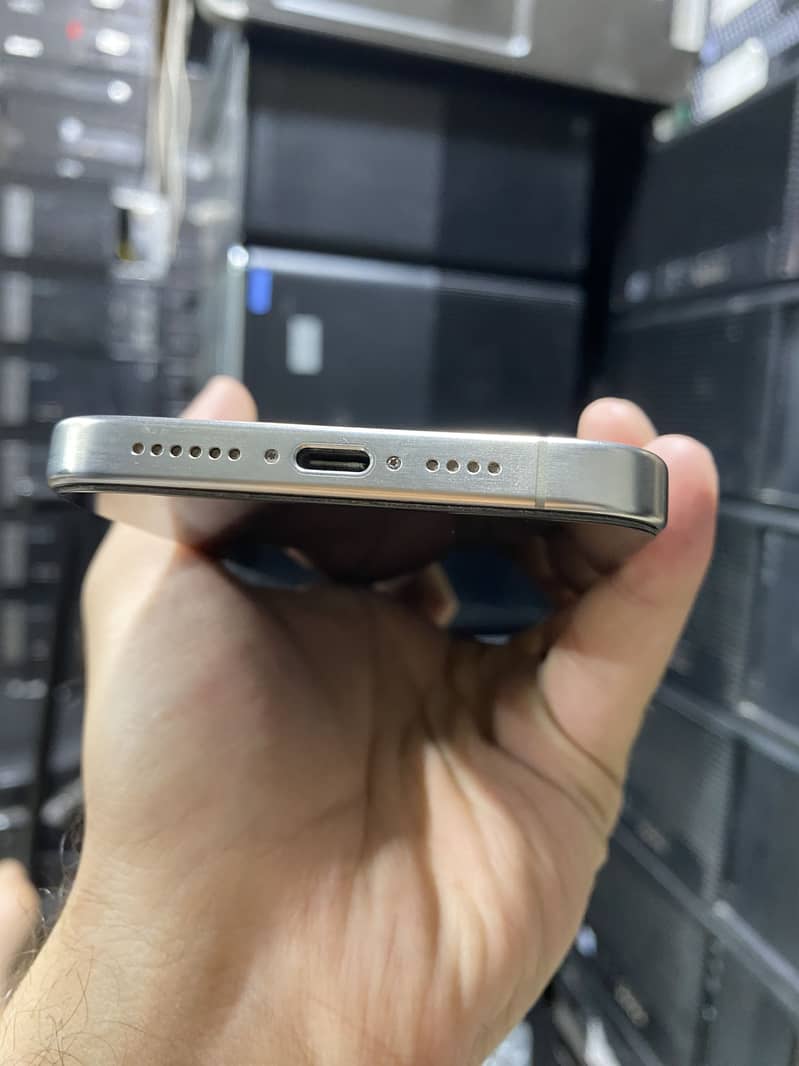 Apple iPhone 15 pro max 2