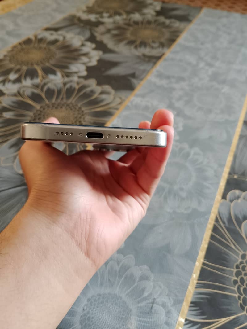 Apple iPhone 15 Pro Max 2