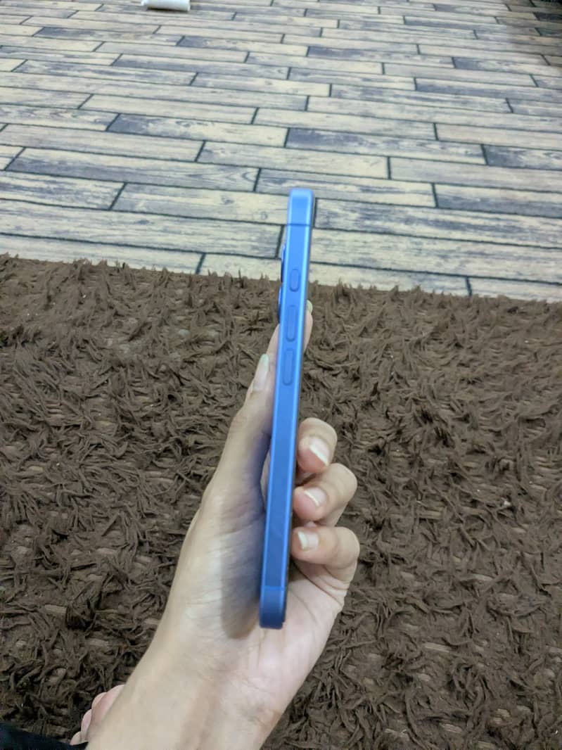 Apple iPhone 16 3