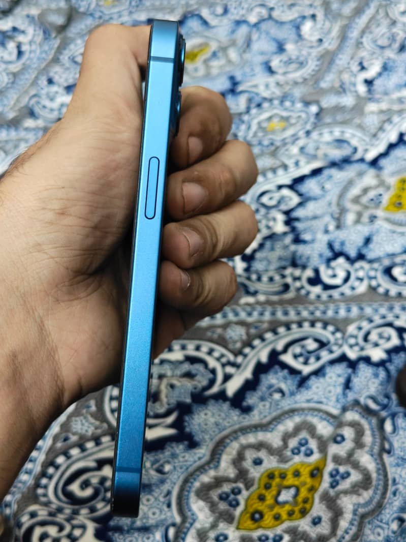 Apple iPhone 13 4