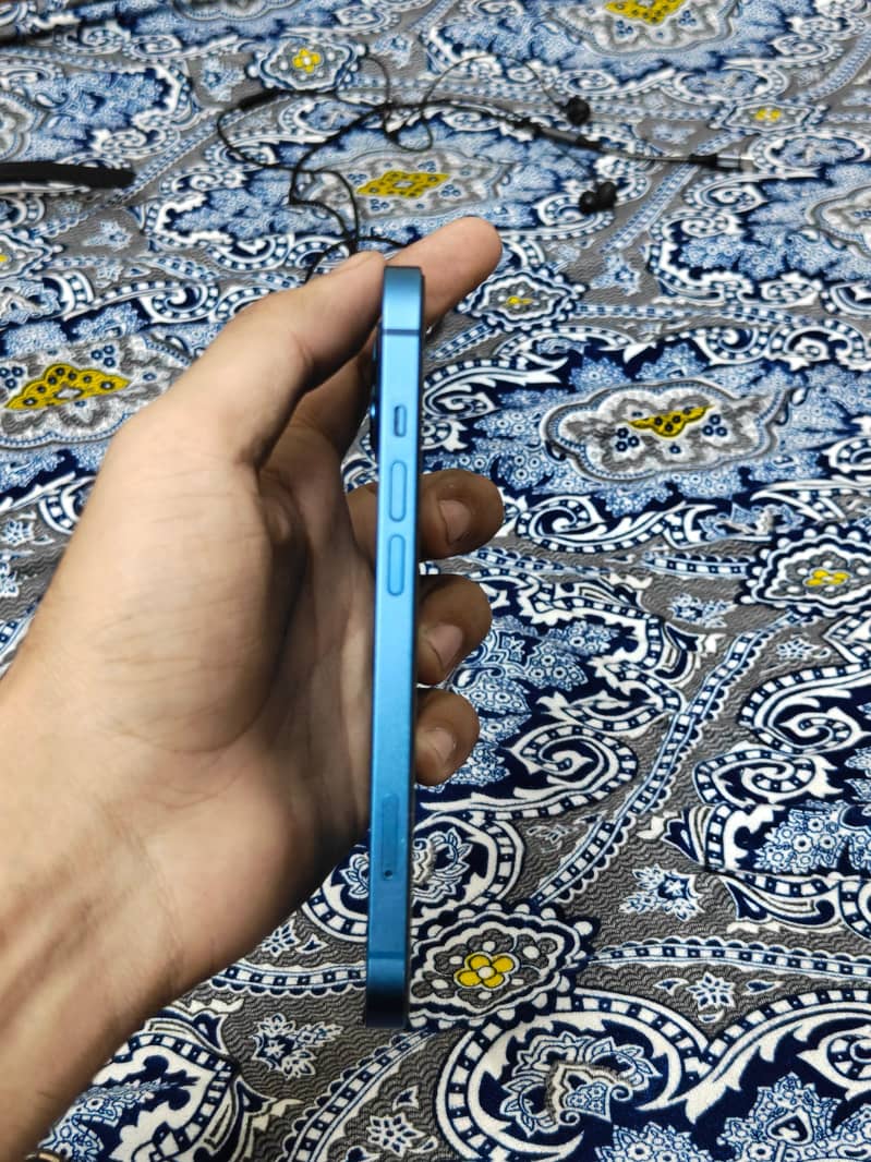 Apple iPhone 13 5