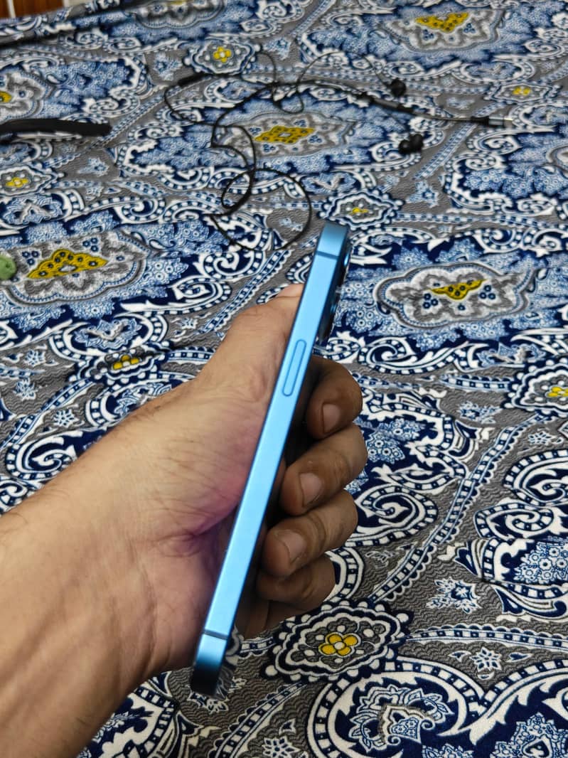 Apple iPhone 13 6