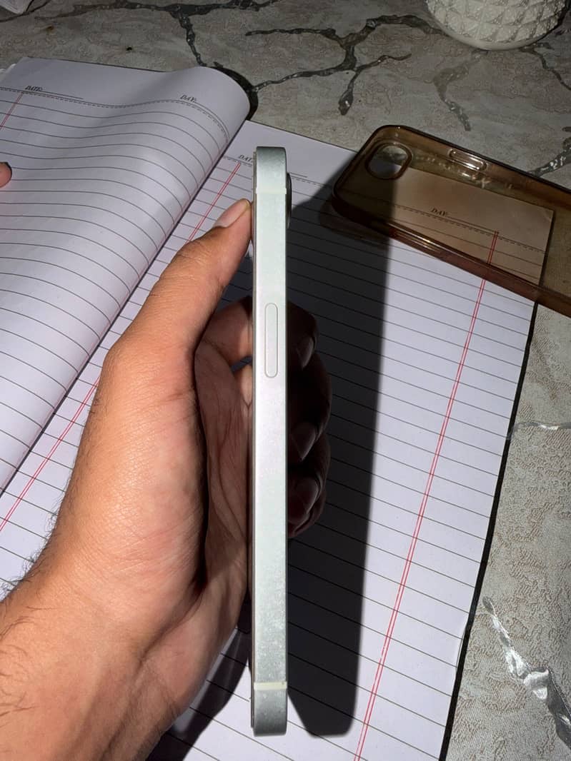 Apple iPhone 16e 1