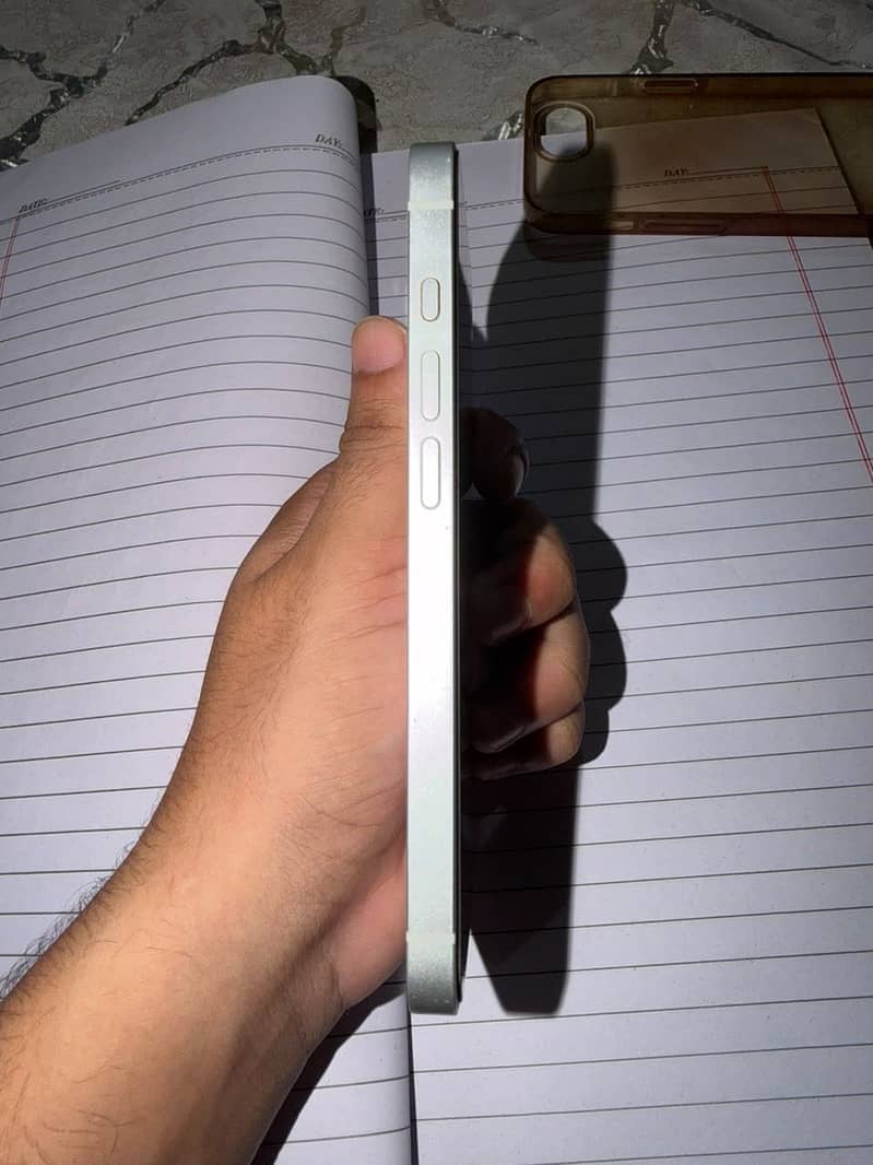 Apple iPhone 16e 2