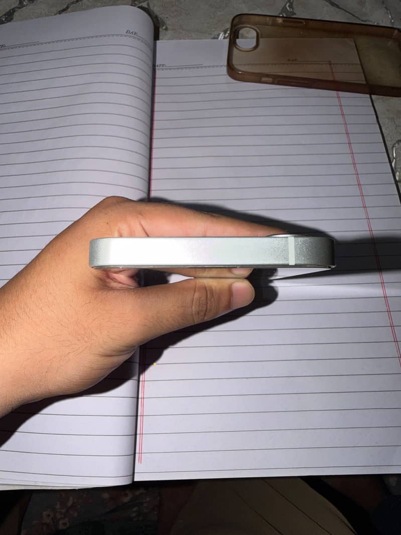 Apple iPhone 16e 3