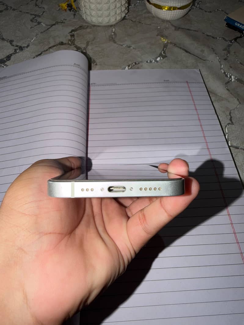 Apple iPhone 16e 6