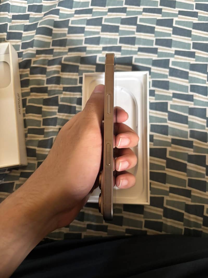 Apple iPhone 16 Pro 2