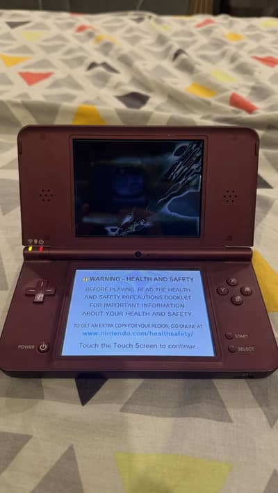 Nintendo DSI XL clean condition but upper screen broke