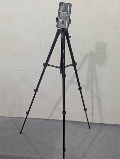 J Mary tripod metal body