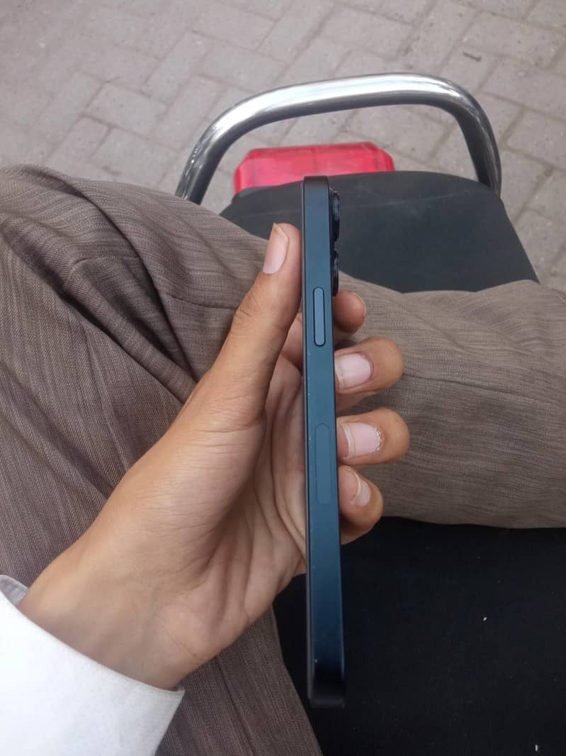 Apple iPhone 13 2