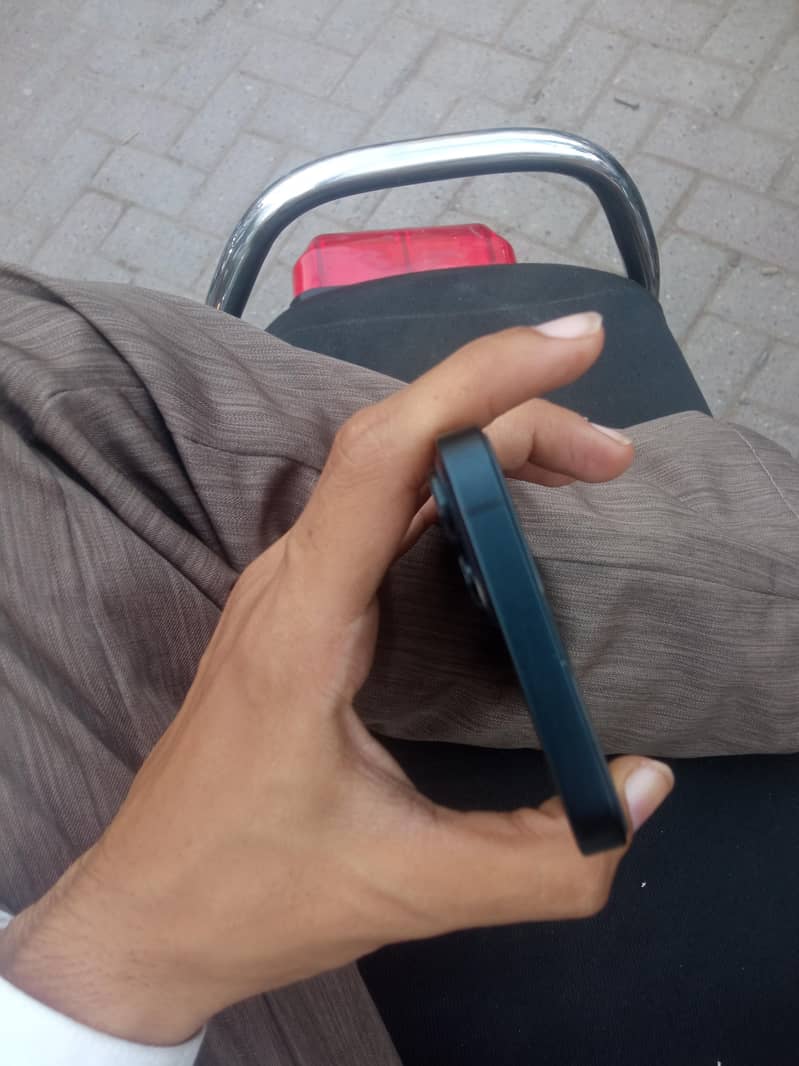 Apple iPhone 13 5