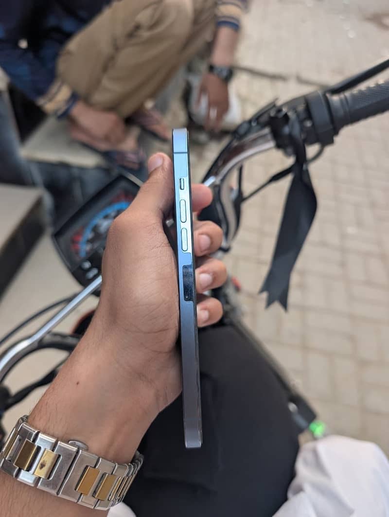 Apple iPhone 13 Pro Max 4