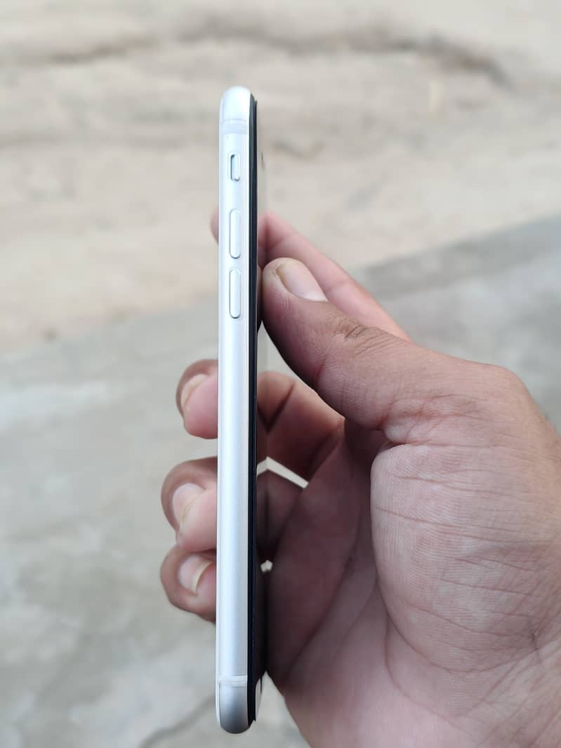 Apple iPhone SE 2 4
