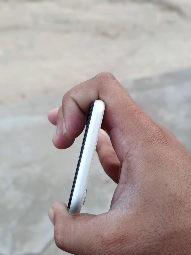 Apple iPhone SE 2 6