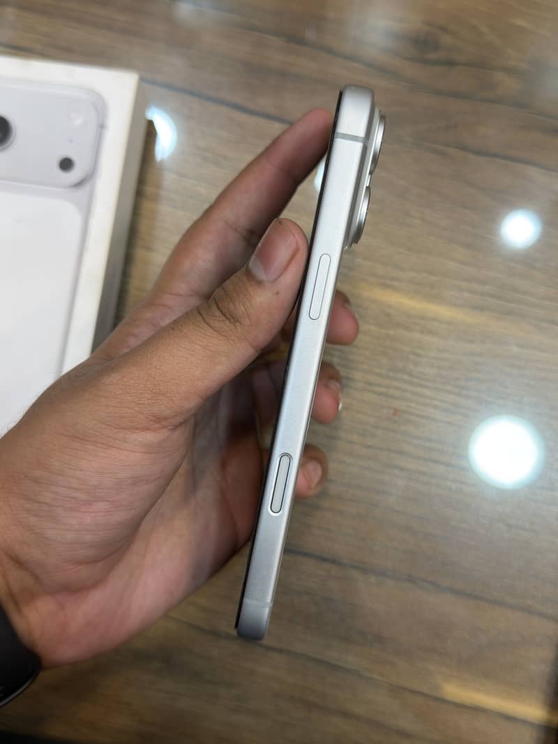 Apple iPhone 17 Pro Max 4