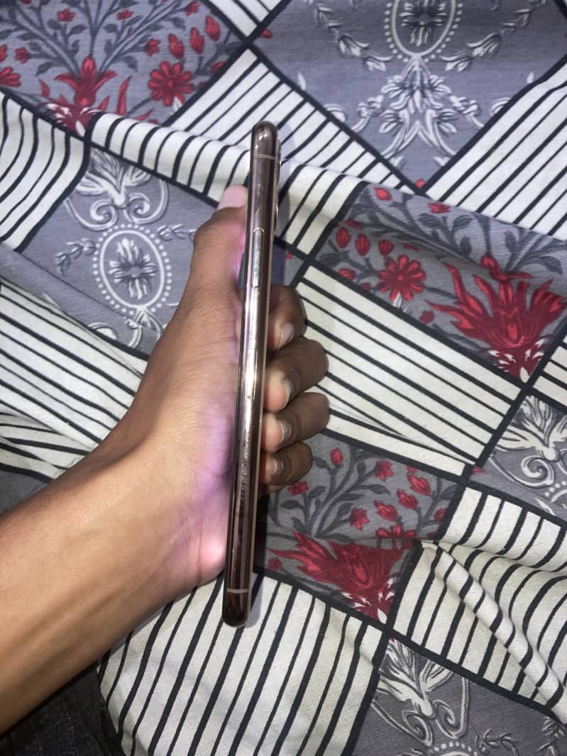 iPhone 11 Pro Max 4