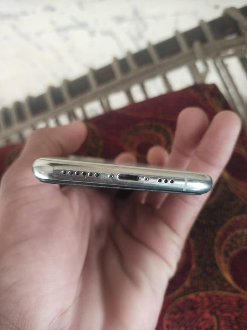Apple iPhone 11 Pro 4